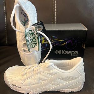 Brand New White W/Tags & Box Kaepa USA Cheerleading Sneakers in Youth Size W2.0